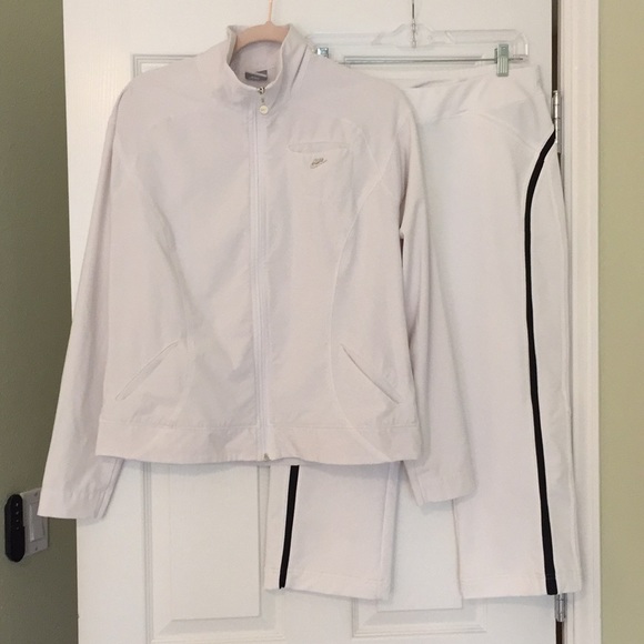 white nike jogging suits